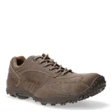 Zapatos casuales Caterpillar modelo Riff 2, confeccionados en cuero color marrón con costuras reforzadas a la vista. Presentan cierre con cordones, puntera reforzada con textura y suela de goma antideslizante con tecnología de absorción de impactos.
