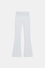 Pantalón de felpa gris claro, de tiro alto con cintura elástica y bajo acampanado (flare).