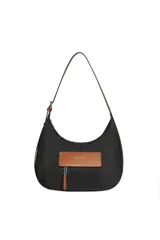 Cartera tipo morral de nylon color negro, con detalles en cuero sintético tostado. Cuenta con un bolsillo frontal con solapa y cierre, correa ajustable para el hombro y cierre superior.