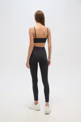 Calza negra de calce alto y al cuerpo.