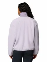 Campera polar Columbia modelo Sequoia Grove, color lila con detalles en tono más oscuro en la zona del cuello y cierre frontal. Presenta cuello alto, bolsillos laterales con cierre y ribetes elásticos en puños y dobladillo.