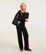 Pantalón recto negro de malla texturizada con cintura fija.