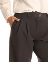 Pantalón de vestir marca Elie Tahari con silueta fluida, diseño de pinzas frontales, bolsillos laterales funcionales y corte wide leg al tobillo.