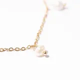 Collar dorado con cadena fina y pequeñas perlas colgantes.