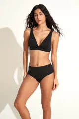 Bikini de dos piezas color negro, compuesto por un corpiño de escote en V con tirantes anchos y una bombacha de tiro alto y cobertura clásica.
