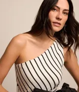 Vestido midi blanco con rayas verticales negras, escote asimétrico de un solo hombro, lazo en la cintura y falda acampanada.