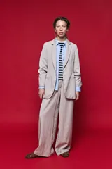 Blazer beige de corte recto, con solapa clásica, bolsillos frontales con solapa y cierre de un botón.