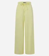 Pantalón wide leg color amarillo pálido, confeccionado en sarga leve, con cintura alta y cordón de ajuste.