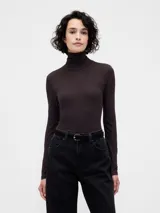 Remera de manga larga con cuello alto tipo polera, confeccionada en tejido suave y ajustado al cuerpo.