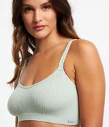 Soutien modelo top, hecho en microfibra color verde agua. Prenda sin relleno, con aro, sin costura y con textura acanalada.