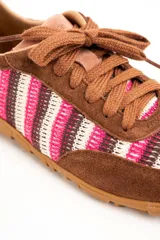 Zapatillas de estilo retro con diseño de rayas en tonos rosa, blanco y marrón. Combinan detalles en gamuza marrón y suela de goma con relieve.
