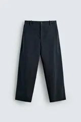 Pantalón de corte balloon fit confeccionado en una mezcla de lyocell y algodón. Presenta bolsillos frontales, bolsillos traseros de vivo y cierre frontal con cremallera y botón.