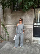 Pantalón de lanilla gris de corte amplio y tiro alto, con diseño holgado y fluido.