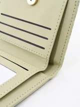 Billetera cuadrada color verde con cierre de cremallera.