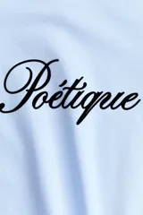 Remera corta celeste entallada de algodón, con cuello redondo y ribetes en contraste negros en el cuello y las mangas. Cuenta con un estampado frontal con la palabra "Poétique" en cursiva.