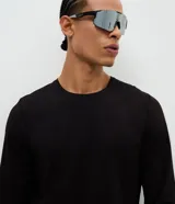 Remera térmica de manga larga y cuello redondo, confeccionada en tejido técnico ligero de poliéster y elastano. Diseño liso y ajustado, ideal para actividades deportivas.