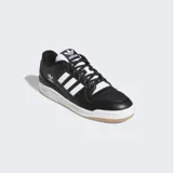 Championes Adidas Originals modelo Forum 84 Low ADV BG, de diseño urbano en color negro con detalles en blanco y suela de goma color caramelo.