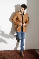 Campera de cuero color marrón claro con cuello de piel sintética color crema.