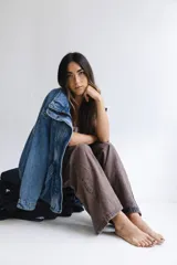 Campera de denim azul con diseño oversize, cuello alto con cierre y bolsillos frontales.