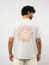 Remera de manga corta color blanco con cuello redondo. Presenta un pequeño logo circular de Umbro estampado en el pecho con la leyenda 'Born to Play'.