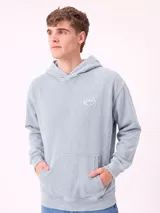 Canguro con capucha de calce holgado, color celeste con efecto lavado, bolsillo tipo canguro y estampa frontal con el logo de la marca.
