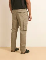 Pantalón cargo color verde militar, de corte recto, con bolsillos laterales con fuelle, bolsillos delanteros inclinados y bolsillos traseros.