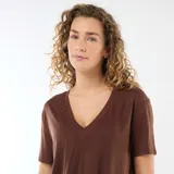 Remera de manga corta con cuello en V, confeccionada en algodón, de corte estándar y color marrón.
