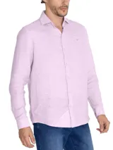 Camisa de manga larga de lino orgánico para hombre, de marca RKF, color rosado. Presenta un diseño clásico y limpio, sin bolsillo en el pecho, con cierre frontal de botones y sutil logo bordado al tono.
