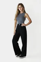 Pantalón cargo negro de tiro alto y corte ancho.