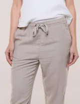 Pantalón de algodón color beige de corte recto, con pretina elastizada, cordón de ajuste y bolsillos laterales.