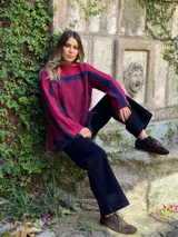 Sweater de punto con diseño de bloques de color en tonos marrón, chocolate y bordó, de cuello alto y corte holgado.