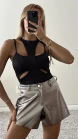 Short de cuero sintético color plateado, de tiro alto y terminación redondeada.