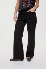 Pantalón de tiro medio y corte wide leg color beige, con diseño clásico de cinco bolsillos, presillas para cinto y cierre frontal con botón y cremallera.