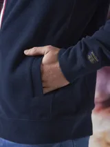 Campera bomber con cierre completo, color azul marino.