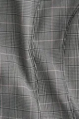 Vestido corto de sarga con estampado de cuadros, escote redondo, mangas al codo y cintura entallada con costuras visibles.