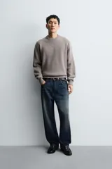 Jersey de punto con textura efecto pelo, corte boxy fit, cuello redondo y manga larga con acabados en rib.