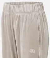 Pantalón tipo jogger de plush, con cintura elástica, bolsillos laterales y puños ajustados en los tobillos.