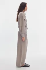Pantalón wide leg de tacto de seda, color gris, con cintura ajustada, pierna ancha, pinzas delanteras, bolsillos ojal en la espalda y corte a la cadera.