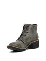 Botin de estilo urbano con cordones, confeccionado en material sintético color gris oscuro. Presenta taco cuadrado y suela de goma con relieve para mayor tracción.