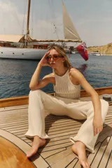 Pantalón tejido color crema, de algodón, con cintura elástica y cordón ajustable.