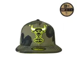 Gorro New Era 59Fifty de camuflado con logo de los Chicago Bulls bordado en amarillo flúor y texto "Windy City" en el frente.