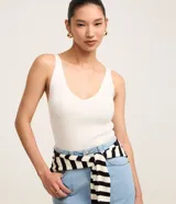 Musculosa de punto acanalado color blanco, con escote en V y breteles anchos, de corte ajustado al cuerpo.