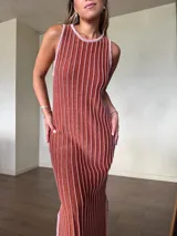 Vestido midi tejido en algodón con lurex dorado, diseño sin mangas, cuello redondo y textura acanalada en tono terracota con detalles en rosado.
