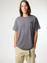 Camiseta gris con estampado en la parte superior izquierda y en la espalda. Confeccionada con 100% algodón orgánico y corte regular fit.