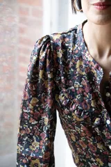 Blusa estampada con flores, de gasa, con mangas abuchonadas y volados en el frente.