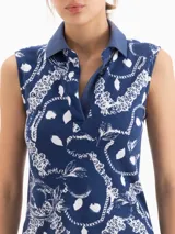 Musculosa azul con estampado de cadenas blancas en piqué de algodón elastizado, escote en V con cuello polo y sin mangas.