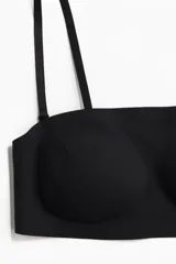 Soutien strapless negro de microfibra con breteles ajustables extraíbles, copas forradas con relleno extraíble y cierre ancho de corchetes en la espalda.