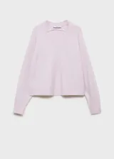 Jersey de punto color rosado con cuello en V, manga larga y diseño recto con terminaciones acanaladas.