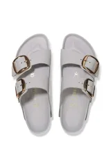 Sandalias Birkenstock Arizona Big Buckle, color gris con hebillas grandes doradas.