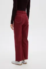 Pantalón jean color bordó de corte recto, tiro alto, con costuras pespunteadas en contraste y bolsillos delanteros y traseros.